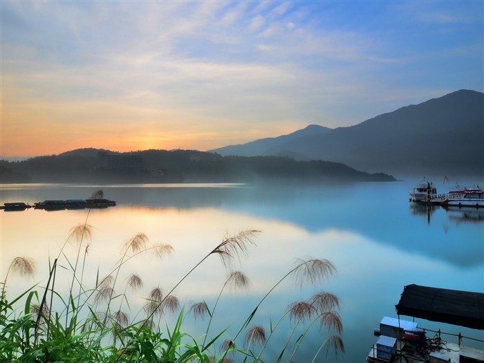 Beautiful_lake_sunset-Landscape_wallpaper_medium.jpg